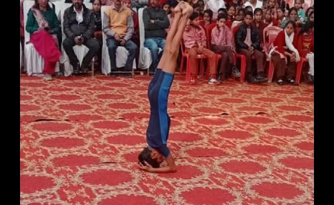 8-year-old sets a record with a headstand in yoga in Bahraich