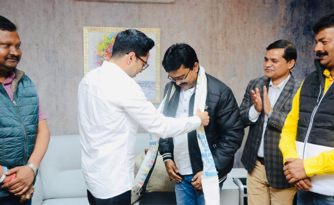 BJP MLA Suman Kanjilal joins TMC in presence of Abhishek Banerjee