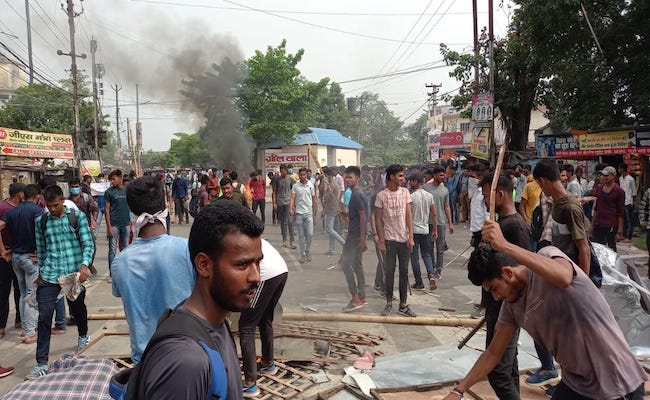 Angry mob sets fire to village head’s house after youth gets murdered in Chapra