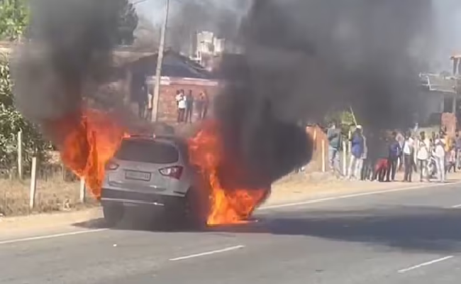 Jharkhand: Ranchi cops break windows of burning car to rescue women, children