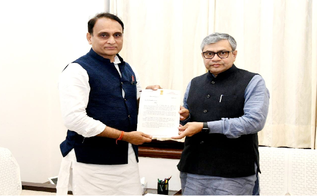 केंद्रीय रेल मंत्री से मिले राकेश सिन्हा, उठाया विकास और यात्री सुविधा में बढ़ोतरी का मुद्दा