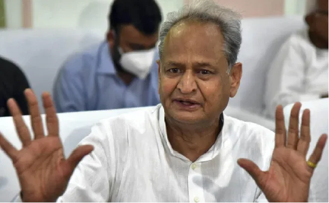 राजस्थान के मुख्यमंत्री अशोक गहलोत ने पुराने बजट के अंश पढ़े, सदन में हंगामा