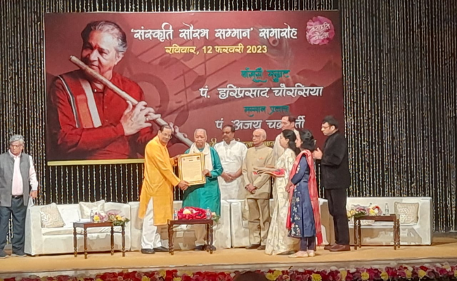 Pandit Hariprasad Chaurasia awarded Sanskriti Saurabh Samman