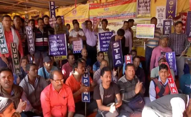 Employees strike on demand of DA in West Bengal, work stalled in government offices 