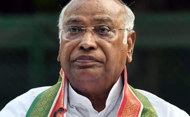 राहुल गांधी ने सदन में कुछ भी असंसदीय बात नहीं कही : खड़गे