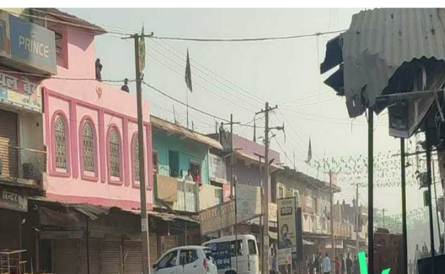 पलामू में महाशिवरात्रि पर बने तोरण द्वार विवाद में भिड़े दो गुट, कई पुलिसकर्मी जख्मी