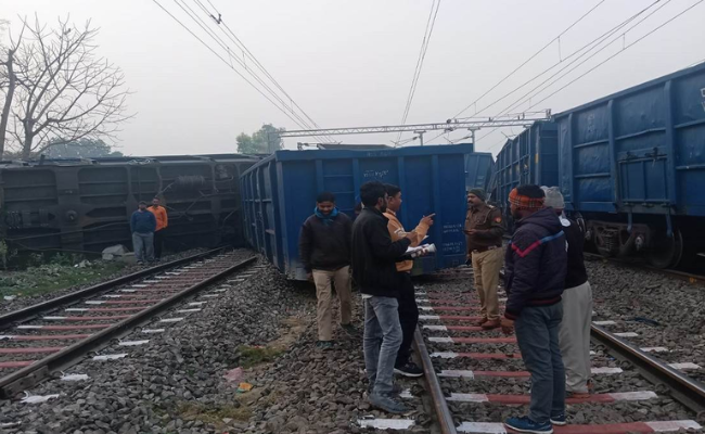 यूपी के सुलतानपुर में दो मालगाड़ियों की टक्कर, कई ट्रेनें न‍िरस्‍त