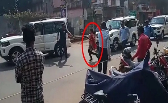 सीएम ममता की सुरक्षा में चूक, अचानक उनकी गाड़ी के सामने पहुंची महिला