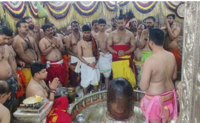 महाशिवरात्रिः भगवान महाकाल के दर्शन के लिए उमड़े श्रद्धालु, सतत 44 घंटे चलेगा दर्शन का सिलसिला
