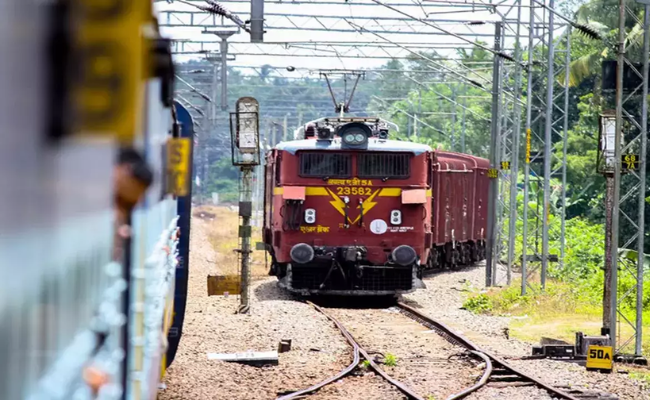 Traffic affected as goods train derails on Tatanagar to Kharagpur section of Howrah-Mumbai line