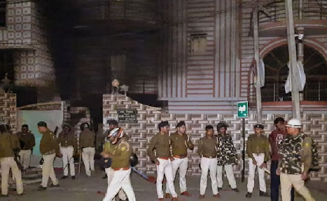 2 Dead in violent clash in Patna district, mob sets buildings, cars ablaze; 7 arrested