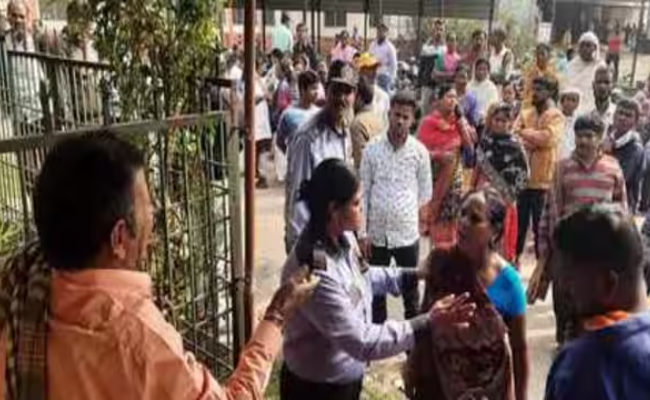 Cleaners raised slogans against supervisor in Sadar Hospital in Jharkhand