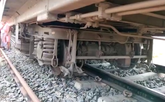 Howrah-Amta local train gets derailed, several passengers injured