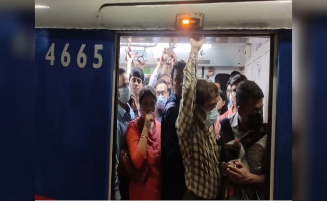 कोलकाता मेट्रो में लगी आग! यात्रियों को सुरक्षित निकाला गया बाहर
