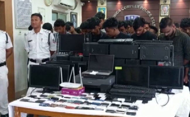 सॉल्टलेक स्थित फर्जी कॉल सेंटर में छापेमारी, सरगना सहित 35 गिरफ्तार