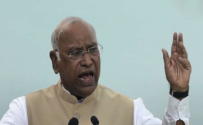 भारत के लोकतंत्र को बाधित करने की साजिश मे भाजपा, कांग्रेस ही दे सकती है स्थिर सरकार: खड़गे