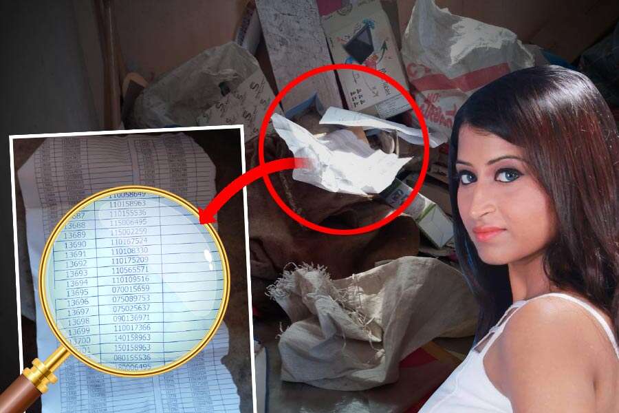हेमंती के घर के पास कागजों के ढेर पर मिले शिक्षक परीक्षार्थियों के रोल नंबर लिखे दस्तावेज