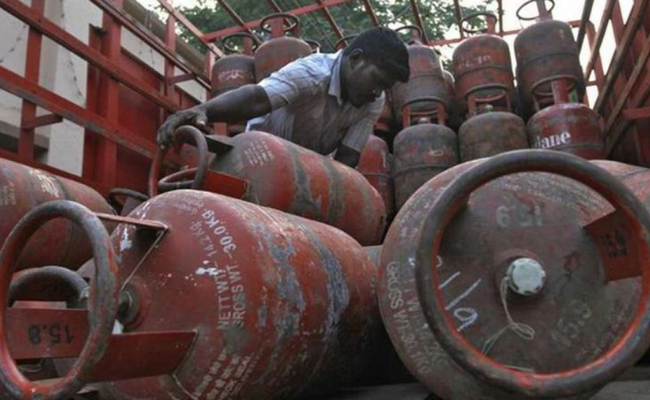 गैस की कीमतों में उछाल: रसोई गैस ₹50 तो कमर्शियल गैस ₹350.5 महंगा