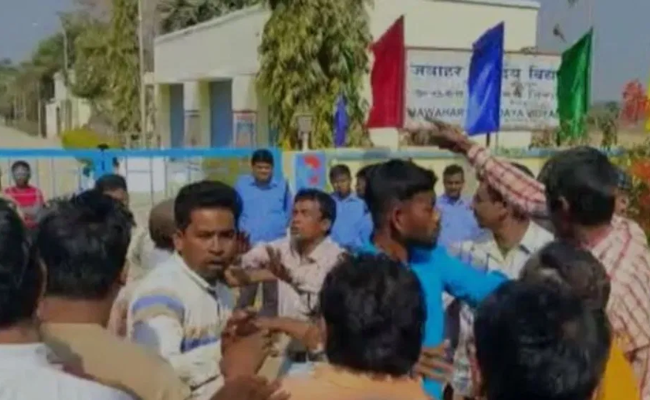 बीरभूम के स्कूल में मिला छात्रा का फंदे से लटका हुआ शव