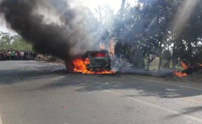 Govt vehicle hits biker in Murshidabad, mob torched the car after his death