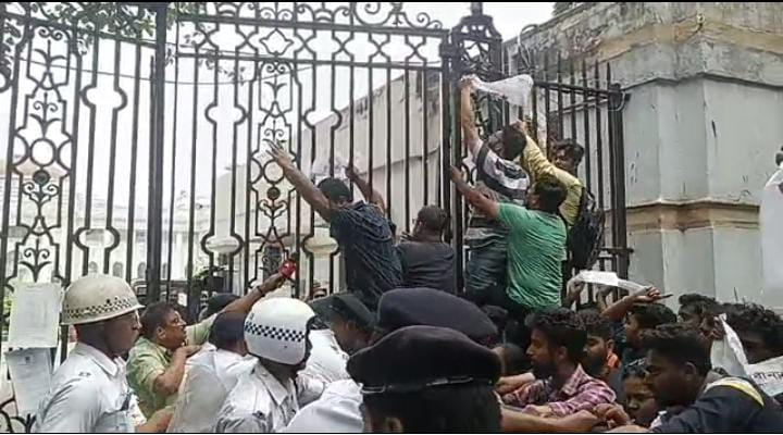 SFI कार्यकर्ता पहुंचे विधानसभा, गेट पर चढ़े, पुलिस से झड़प