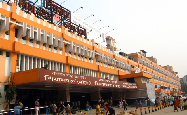 सियालदह मेन लाइन की कई ट्रेनें आज फिर रद्द