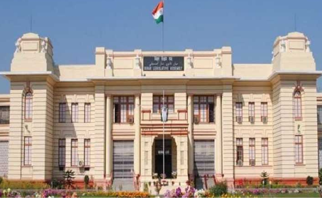 जमीन के बदले नौकरी स्कैम मामले में विपक्षी भाजपा ने विधानसभा में किया हंगामा