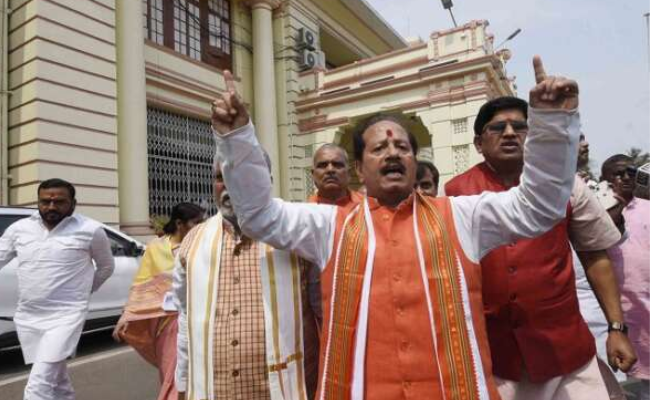 लॉ एंड ऑर्डर सहित आंगनबाड़ी मानदेय को लेकर विपक्ष का हंगामा