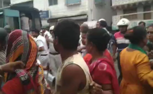 2 slums fight over puja in Beleghata, several including cops injured