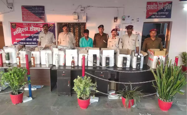 मुजफ्फरपुर स्टेशन पर बुकिंग कर लायी गई शराब की 20 कार्टन जब्त, एक गिरफ्तार