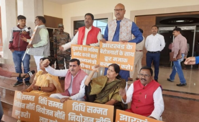 रांची में भाजपा विधायकों ने फिर किया विधानसभा के मुख्य द्वार पर प्रदर्शन