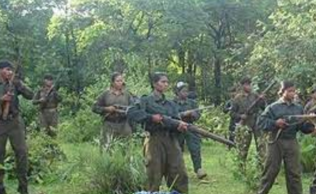 पलामू में नक्सलियों ने पांच ट्रैक्टर फूंके