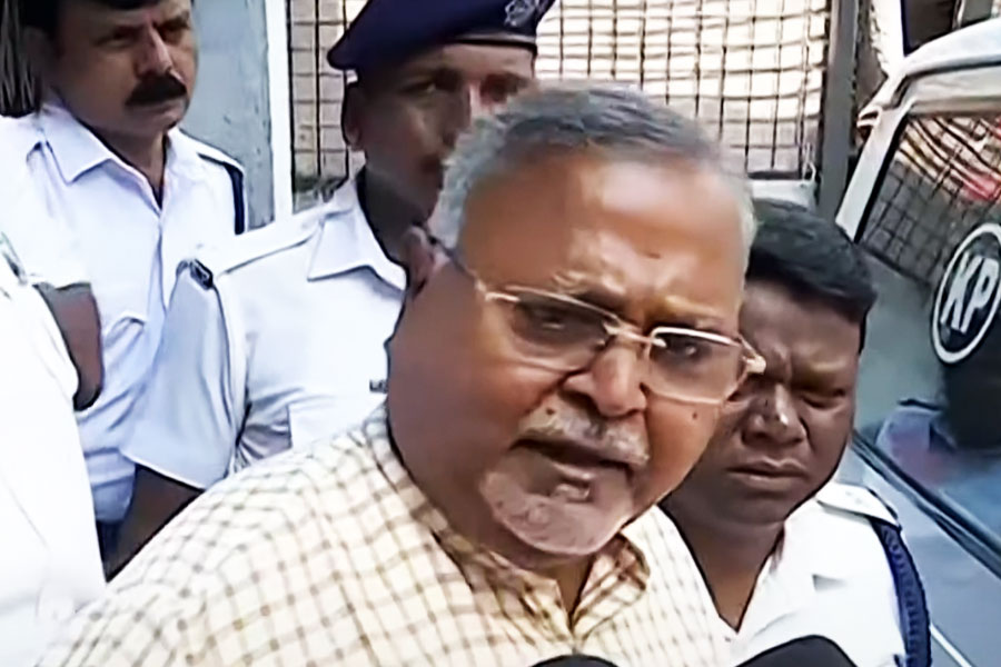 कोर्ट में पेशी के समय पार्थ ने विपक्षी नेताओं का नाम लेकर लगाया नियुक्ति की सूची देने का आरोप