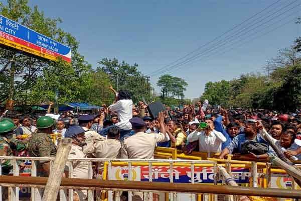 विधानसभा घेराव करने आए छात्रों पर पुलिस ने किया लाठीचार्ज, आंसू गैस के गोले दागे