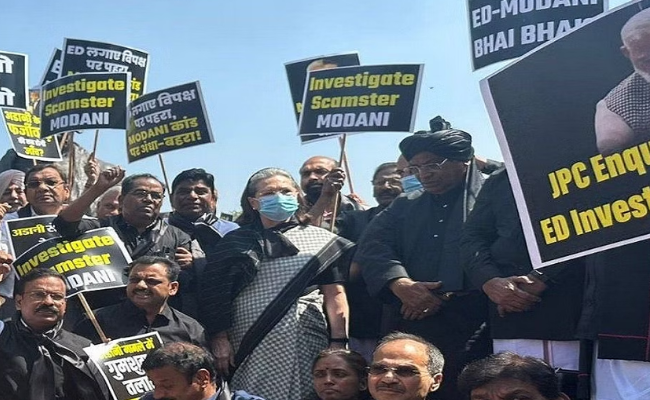 राहुल के समर्थन में विपक्ष का संसद से सड़क तक प्रदर्शन