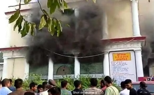 पटना कॉलेज में लगी भीषण आग, लाखों का नुकसान