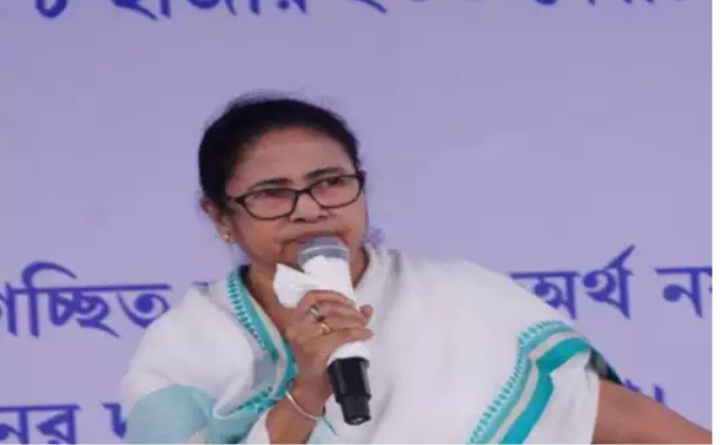 ममता का आरोप : एलआईसी-एसबीआई का पैसा अदानी समूह में निवेश कर दिया गया