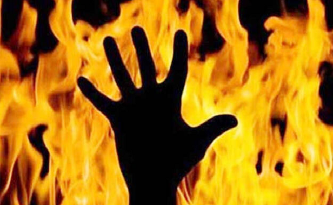 Van driver attempts suicide by setting himself on fire in Howrah