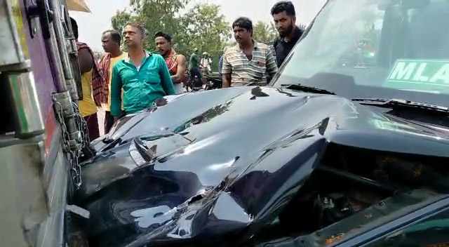विधायक की गाड़ी को कार ने मारी टक्कर, बाल-बाल बचे नौशाद सिद्दीकी