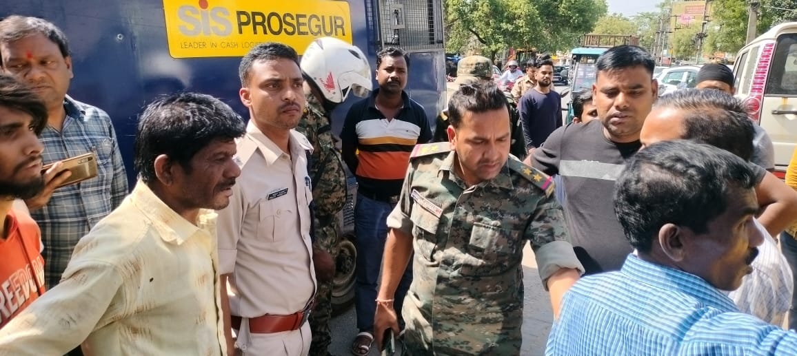 रामगढ़ : हथियारबंद लुटेरों ने एलआईसी कार्यालय के बाहर किया हमला, 29 लाख रुपए लूटे