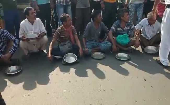 Bharat Jute mill workers protest by blocking road with unique approach