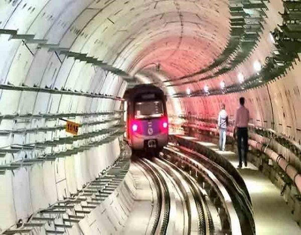 गंगा के नीचे सफलतापूर्वक दौड़ी मेट्रो