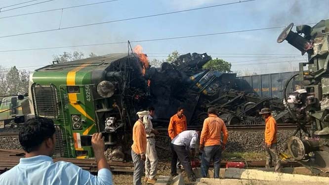 मप्र के शहडोल में दो मालगाड़ियों में टक्कर, लोको पायलट की मौत
