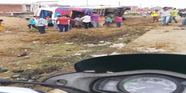 कोलकाता के तीर्थयात्रियों की बस पलटी, 13 घायल