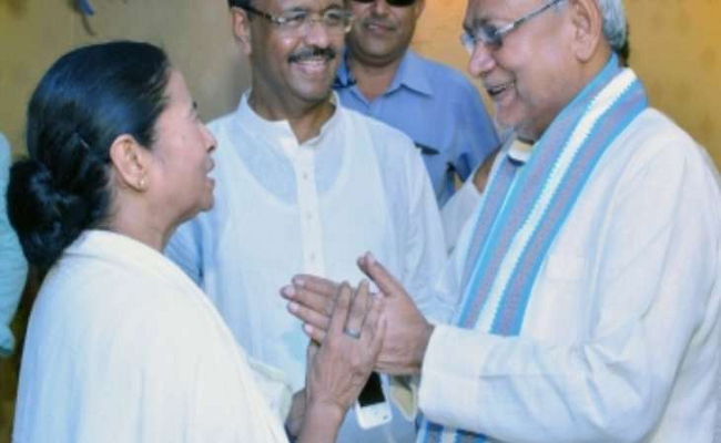Opposition leaders join hands in Bengal, plan Bihar meeting against BJP