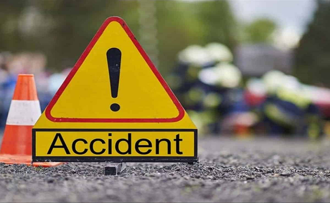 Ambulance collides with lorry, injures 6 in WB's Kamarhati