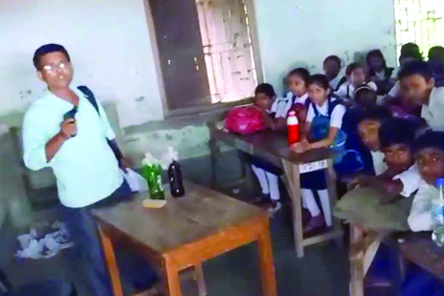 लापता पत्नी व बेटे को पाने के लिए व्यक्ति ने स्कूली बच्चों को किया हाईजैक