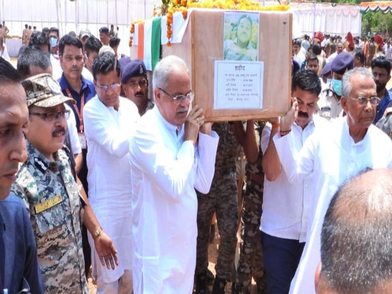 मुख्यमंत्री ने नक्सली हमले में बलिदानी जवानों के पार्थिव शरीर को कंधा देकर विदा किया