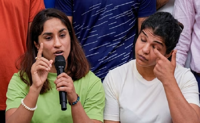 Wrestlers offer to return medals, honours; Vinesh asserts 'protest is political': ‘Itni beizzati toh kar di’