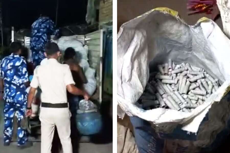 धमाके व मौत के बाद टूटी पुलिस की नींद, द. 24 परगना से 34 गिरफ्तार, 20 हजार किलो अवैध पटाखे जब्त